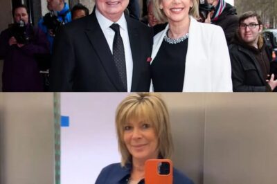 Ruth Langsford proudly shares relationship status as sexy singleton with cheeky photo