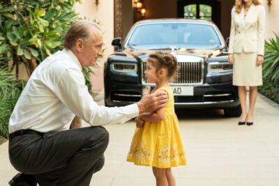 Milliardärin weint, als armer Mechaniker ihrer behinderten Tochter beim ersten Schritt hilft